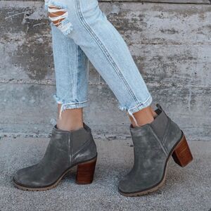 Crevo Alicia Chelsea Leather Wooden Heeled Gray Charcoal Elastic Ankle Boots 9”